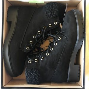 Black Comat boots with fur at top